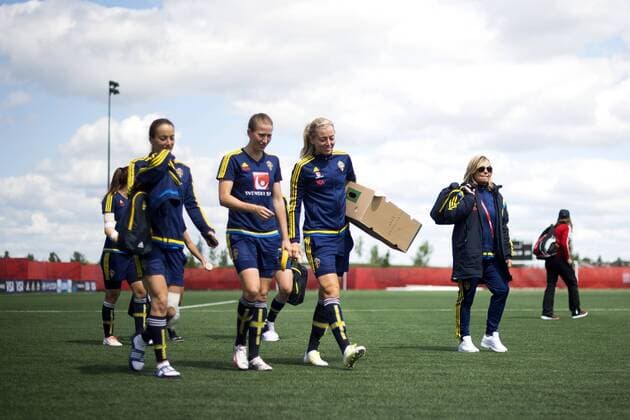 Aktuell Fußball, Damen WM in Kanada, Training Nationalteam Schweden June 17, 2015 - Edmonton: Kosovare Asllani, Emma Berglund, Linda Sembrant, Marika Domanski Lyfors - Training Nationalteam Schweden, Fussball WM der Damen.  - ZUMAb138
