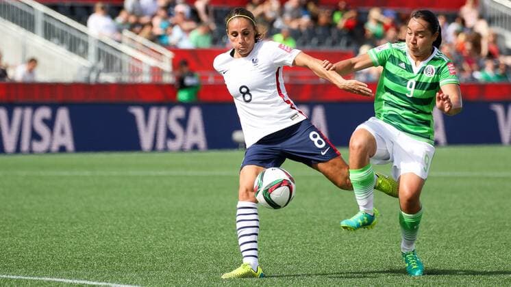 v.li.: Torschuss Jessica Houara (Frankreich), Charlyn Corral (Mexiko), Fussball, FIFA Frauen-WM 2015, Mexiko - Frankreich, xozx