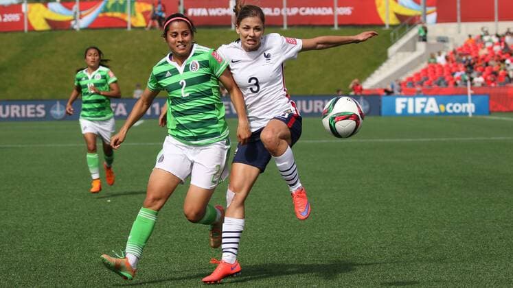 v.li.: Kenti Robles (Mexiko), Laure Boulleau (Frankreich), Zweikampf, Duell, duel, tackle, Dynamik, Action, Aktion, Fussball, FIFA Frauen-WM 2015, Mexiko - Frankreich, xozx