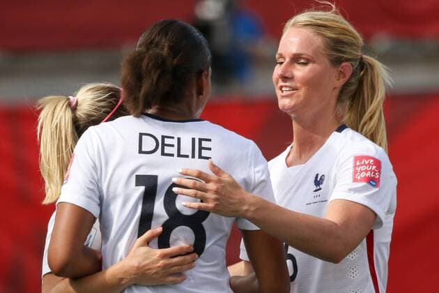 v.li.: Eugenie Le Sommer (Frankreich), Marie Laure Delie (Frankreich), Amandine Henry (Frankreich), Jubel, Torjubel, Torerfolg, celebrate the goal, goal, celebration, Jubel ueber das Tor, optimistisch, Action, Aktion, Fussball, FIFA Frauen-WM 2015, Mexiko - Frankreich, xozx