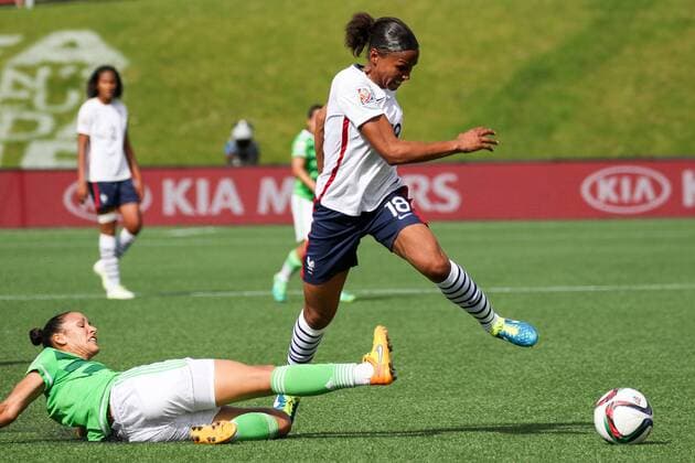 Marie Laure Delie (Frankreich) setzt sich durch, Fussball, FIFA Frauen-WM 2015, Mexiko - Frankreich, xozx