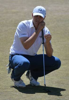 Aktuell Golf, US Open, Training Jordan Spieth examines his ball on the 18th green during a practice round prior to the start of the 115th U.S. Open Championship at Chambers Bay on June 17, 2015 in University Place, Washington.  SEA20150617231 KEVINxDIETSCH