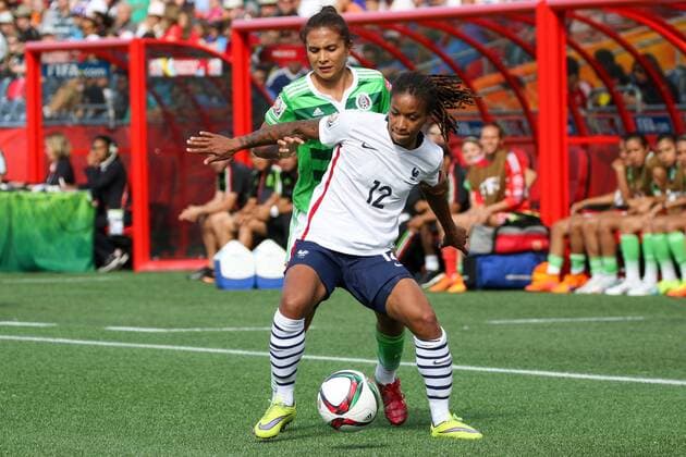v.li.: Valeria Miranda (Mexiko), Elodie Thomis (Frankreich), Zweikampf, Duell, duel, tackle, Dynamik, Action, Aktion, Fussball, FIFA Frauen-WM 2015, Mexiko - Frankreich, xozx