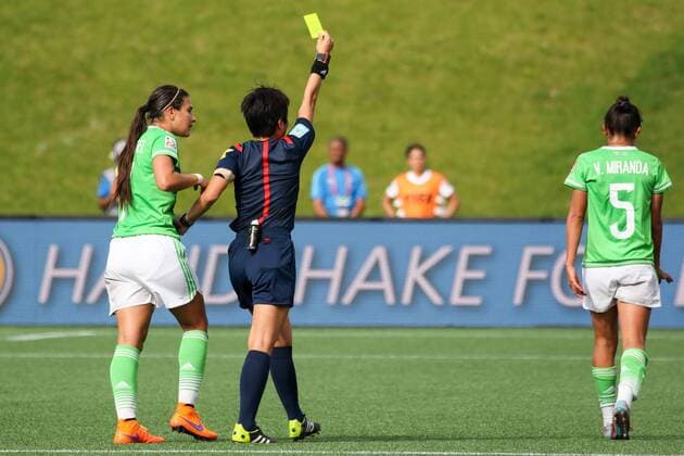 Sachiko Yamagishi (Schiedsrichterin, FIFA Referee) zeigt Valeria Miranda (Mexiko, 5) die Gelbe Karte, Verwarnung, yellow card, Fussball, FIFA Frauen-WM 2015, Mexiko - Frankreich, xozx