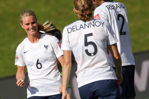 Amandine Henry (Frankreich) ballt die Faust und jubelt über ihr Tor zum 0:5, Jubel, Torjubel, Torerfolg, celebrate the goal, goal, celebration, Jubel ueber das Tor, optimistisch, Action, Aktion, Fussball, FIFA Frauen-WM 2015, Mexiko - Frankreich, xozx