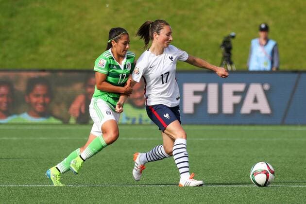 v.li.: Veronica Perez (Mexiko), Gaetane Thiney (Frankreich) vor der FIFA Werbebande, Fussball, FIFA Frauen-WM 2015, Mexiko - Frankreich, xozx