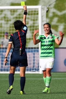 v.li.: Sachiko Yamagishi (Schiedsrichterin, FIFA Referee) zeigt Veronica Perez (Mexiko) die Gelbe Karte, Verwarnung, yellow card, Fussball, FIFA Frauen-WM 2015, Mexiko - Frankreich, xozx