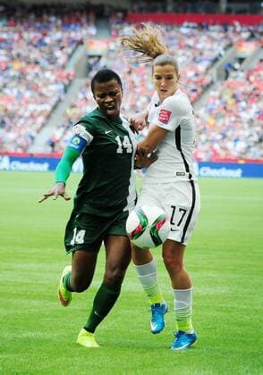 Aktuell Fußball, Damen, WM, Nigeria - USA June 16, 2015: United States midfielder Tobin Heath (17) and Nigerian midfielder Evelyn Nwabuoko (14) race for the ball on Tuesday at BC Place in Vancouver, British Columbia. SOCCER: JUN 16 FIFA Women s World Cup - Group D - Nigeria v USA Icon150612030 EDITORIAL USE ONLY