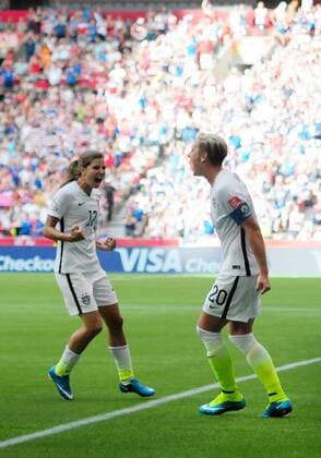 Aktuell Fußball, Damen, WM, Nigeria - USA June 16, 2015: United States midfielder Tobin Heath (17) congratulates teammate Abby Wambach (20) on a first half goal that propelled the team past Nigeria on Tuesday at BC Place in Vancouver, British Columbia. SOCCER: JUN 16 FIFA Women s World Cup - Group D - Nigeria v USA Icon150612036 EDITORIAL USE ONLY
