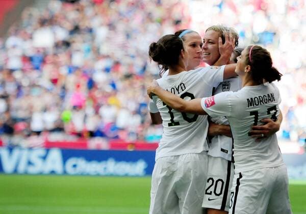 Aktuell Fußball, Damen, WM, Nigeria - USA June 16, 2015: United States forward Abby Wambach (20) is congratulated by teammates on a late first half goal that propelled the team past Nigeria on Tuesday at BC Place in Vancouver, British Columbia. They are midfielder Carli Lloyd (10), forward Alex Morgan (13) and midfielder Tobin Heath (17). SOCCER: JUN 16 FIFA Women s World Cup - Group D - Nigeria v USA Icon150612039 EDITORIAL USE ONLY