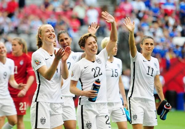 Aktuell Fußball, Damen, WM, Nigeria - USA June 16, 2015: United States defenders thank fans after the team defeated Nigeria on Tuesday at BC Place in Vancouver, British Columbia. From left they are defender Becky Sauerbrunn (4), defender Meghan Klingenberg (22) and defender Ali Krieger (11). SOCCER: JUN 16 FIFA Women s World Cup - Group D - Nigeria v USA Icon150612049 EDITORIAL USE ONLY
