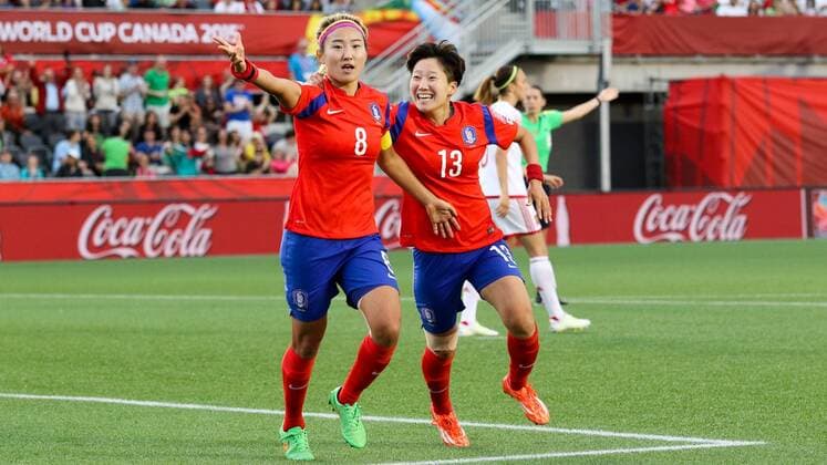 v.li.: Torschützin Cho Sohyun (KOR) und Kwon Hahnul (KOR) jubeln über das Tor zum 1:1 Ausgleich, Jubel, Torjubel, Torerfolg, celebrate the goal, goal, celebration, Jubel ueber das Tor, optimistisch, Action, Aktion, Fussball, FIFA Frauen-WM 2015, Südkorea - Spanien, xozx