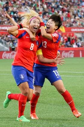 v.li.: Torschützin Cho Sohyun (KOR) und Kwon Hahnul (KOR) jubeln über das Tor zum 1:1 Ausgleich, Jubel, Torjubel, Torerfolg, celebrate the goal, goal, celebration, Jubel ueber das Tor, optimistisch, Action, Aktion, Fussball, FIFA Frauen-WM 2015, Südkorea - Spanien, xozx