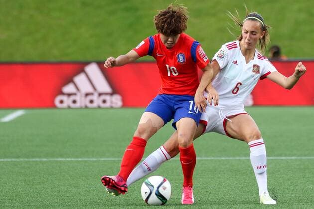 v.li.: Ji Soyun (KOR), Virginia Torrecilla (ESP), Zweikampf, Duell, duel, tackle, Dynamik, Action, Aktion, Fussball, FIFA Frauen-WM 2015, , xozx