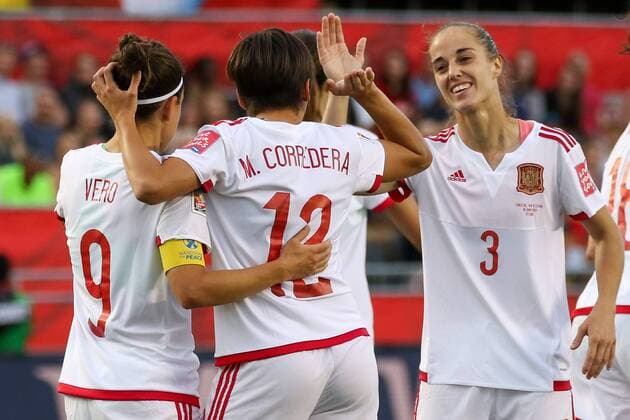 v.li.: Torschützin Veronica Boquete (ESP), Marta Corredera (ESP) und Leire Landa (ESP) jubeln über das Tor zum 0:1, Jubel, Torjubel, Torerfolg, celebrate the goal, goal, celebration, Jubel ueber das Tor, optimistisch, Action, Aktion, Fussball, FIFA Frauen-WM 2015, , xozx