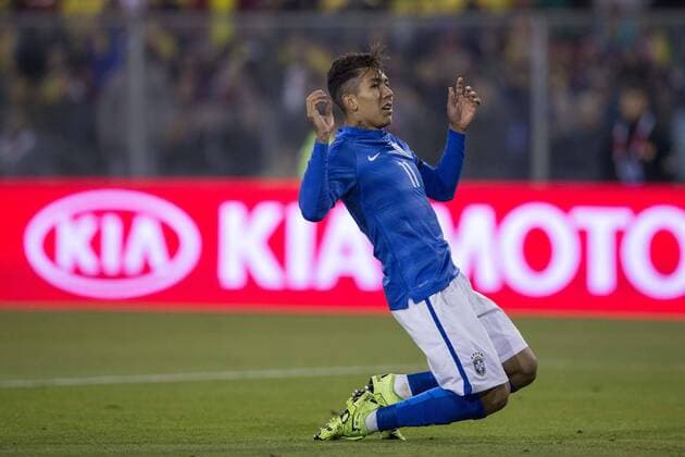 Brazil vs Colombia SANTIAGO, SC - 17 06 2015: BRAZIL X COLOMBIA - Roberto Firmino from Brazil regrets chance lost during match between Brazil vs Colombia, valid for the second round of the first phase of Group C of the Copa America 2015 held at the Estadio Monumental David Arellano. (Photo: Marcelo Machado de Melo FotoArena)  MarceloxMachadoxdexMelo