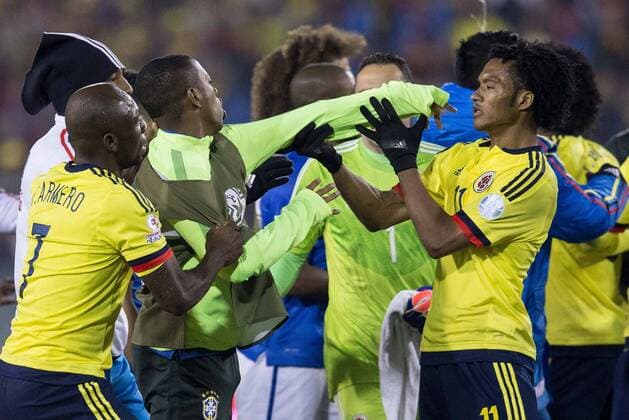 Robinho, Juan Cuadrado Aktuell Fußball, Copa America, Brasilien - Kolumbien, Rangeleien während des Spiels und abseits des Platzes Brazil vs Colombia SANTIAGO, SC - 17 06 2015: BRAZIL X COLOMBIA - Fight between players after completion of the match between Brazil vs Colombia, valid for the second round of the first phase of Group C of the Copa America 2015 held at the Estadio Monumental David Arellano. (Photo: Marcelo Machado de Melo FotoArena)  MarceloxMachadoxdexMelo