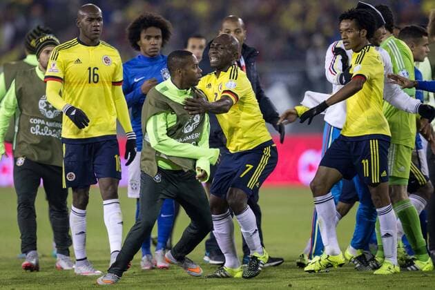 Robinho, Pablo Armero, Juan Cuadrado Aktuell Fußball, Copa America, Brasilien - Kolumbien, Rangeleien während des Spiels und abseits des Platzes Brazil vs Colombia SANTIAGO, SC - 17 06 2015: BRAZIL X COLOMBIA - Fight between players after completion of the match between Brazil vs Colombia, valid for the second round of the first phase of Group C of the Copa America 2015 held at the Estadio Monumental David Arellano. (Photo: Marcelo Machado de Melo FotoArena)  MarceloxMachadoxdexMelo