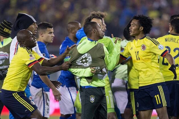 Pablo Armero, Robinho, Juan Cuadrado Aktuell Fußball, Copa America, Brasilien - Kolumbien, Rangeleien während des Spiels und abseits des Platzes Brazil vs Colombia SANTIAGO, SC - 17 06 2015: BRAZIL X COLOMBIA - Fight between players after completion of the match between Brazil vs Colombia, valid for the second round of the first phase of Group C of the Copa America 2015 held at the Estadio Monumental David Arellano. (Photo: Marcelo Machado de Melo FotoArena)  MarceloxMachadoxdexMelo