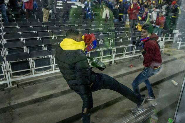 Aktuell Fußball, Copa America, Brasilien - Kolumbien, Rangeleien während des Spiels und abseits des Platzes Brazil vs Colombia SANTIAGO, SC - 17 06 2015: BRAZIL X COLOMBIA - Colombian Supporters to attack after the match between Brazil vs Colombia, valid for the second round of the first phase of Group C of the Copa America 2015 held at the Estadio Monumental David Arellano. (Photo: Marcelo Machado de Melo FotoArena)  MarceloxMachadoxdexMelo