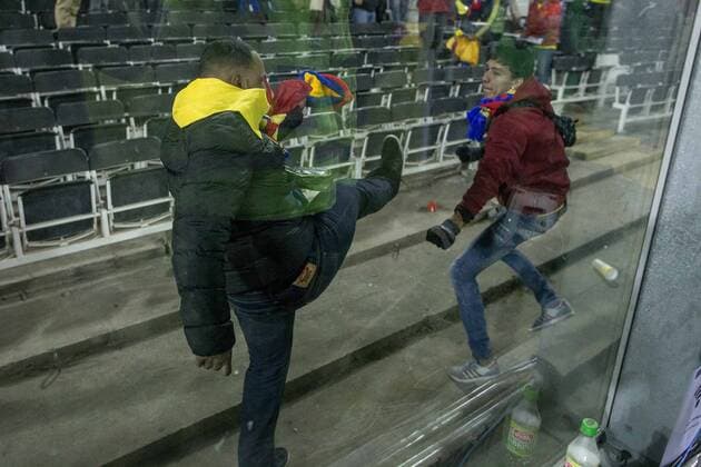 Aktuell Fußball, Copa America, Brasilien - Kolumbien, Rangeleien während des Spiels und abseits des Platzes Brazil vs Colombia SANTIAGO, SC - 17 06 2015: BRAZIL X COLOMBIA - Colombian Supporters to attack after the match between Brazil vs Colombia, valid for the second round of the first phase of Group C of the Copa America 2015 held at the Estadio Monumental David Arellano. (Photo: Marcelo Machado de Melo FotoArena)  MarceloxMachadoxdexMelo