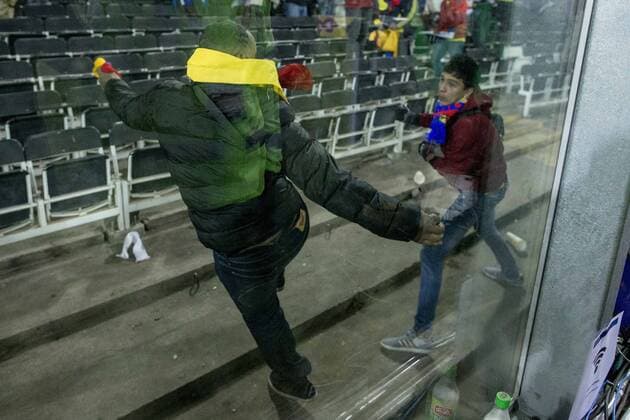 Aktuell Fußball, Copa America, Brasilien - Kolumbien, Rangeleien während des Spiels und abseits des Platzes Brazil vs Colombia SANTIAGO, SC - 17 06 2015: BRAZIL X COLOMBIA - Colombian Supporters to attack after the match between Brazil vs Colombia, valid for the second round of the first phase of Group C of the Copa America 2015 held at the Estadio Monumental David Arellano. (Photo: Marcelo Machado de Melo FotoArena)  MarceloxMachadoxdexMelo