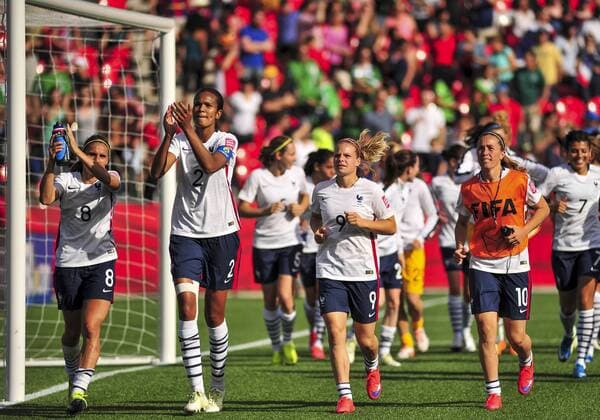 June 17, 2015: The French team led by captain Wendie Renard ( 2) applaud the crowd after the FIFA 2015 Women s World Cup Group F match between Mexico and France at Lansdowne Stadium in Ottawa, Canada. France won 5-0 to progress to the knockout stages. SOCCER: JUN 17 FIFA Women s World Cup - Group F - Mexico v France Icon15061700024 EDITORIAL USE ONLY