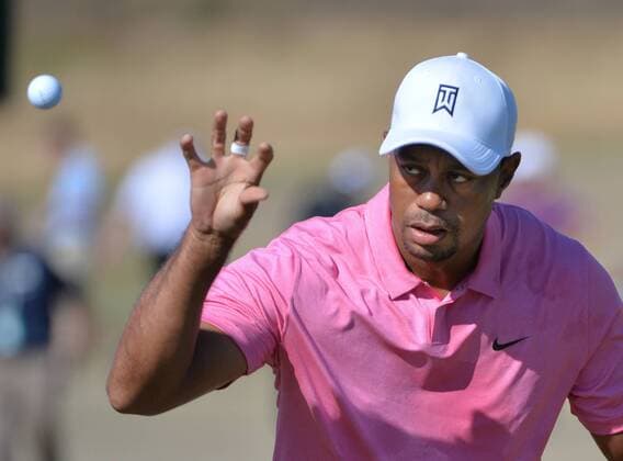 Aktuell Golf, US Open, Training Tiger Woods catches a ball on the driving range during practice prior to the start of the 115th U.S. Open Championship at Chambers Bay on June 17, 2015 in University Place, Washington.  SEA20150617242 KEVINxDIETSCH