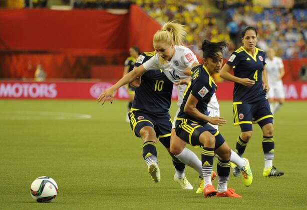 MONTREAL, June 17, 2015 -- Alex Greenwood (C) of England vies for the ball during the group F match against Colombia at the 2015 FIFA Women s World Cup in Montreal, Canada, on June 17, 2015.) CANADA-MONTREAL-FIFA-WOMEN S WORLD CUP-COLOMBIA VS ENGLAND KadrixMohamed 
