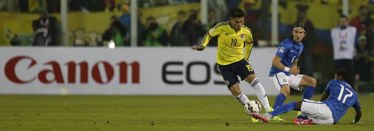 SANTIAGO, June 17, 2015 -- Fred (R) of Brazil vies for the ball with Teofilo Gutierrez (L) of Colombia during the Group C match of the Copa America Chile 2015, at the Estadio Monumental, in Santiago, Chile, on June 17, 2015. ) (ce) (SP)CHILE-SANTIAGO-COPA AMERICA-BRAZIL VS COLOMBIA JorgexVillegas 
