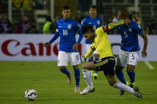 SANTIAGO, June 17, 2015 -- Fernandinho (R) of Brazil vies for the ball with Radamel Falcao of Colombia during the Group C match of the Copa America Chile 2015, at the Estadio Monumental, in Santiago, Chile, on June 17, 2015. ) (ce) MANDATORY CREDIT NO ARCHIVES-NO SALES EDITORIAL USE ONLY COLOMBIA OUT (SP)CHILE-SANTIAGO-COPA AMERICA-BRAZIL VS COLOMBIA COLPRENSA 