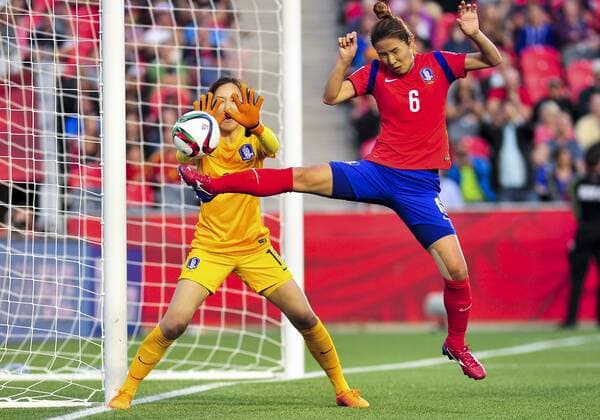 June 17, 2015: Goalkeeper Kim Jungmi ( 18) of Korea Republic makes a save at her near post during the FIFA 2015 Women s World Cup Group E match between Korea and Spain at Lansdowne Stadium in Ottawa, Canada. Korea recovered from a 1-0 deficit at half time to win 2-1 and progress to the knockout stages. SOCCER: JUN 17 FIFA Women s World Cup - Group E - Korea v Spain Icon15061700009 EDITORIAL USE ONLY