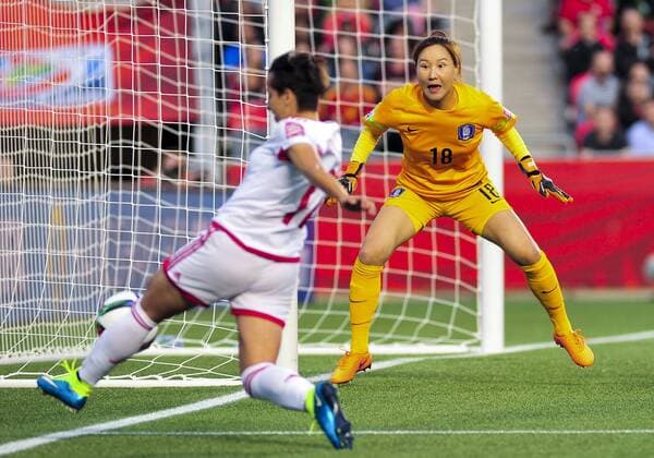 June 17, 2015: Goalkeeper Kim Jungmi ( 18) of Korea Republic watches as Marta Corredera ( 12) of Spain stretches to get a shot in at goal during the FIFA 2015 Women s World Cup Group E match between Korea and Spain at Lansdowne Stadium in Ottawa, Canada. Korea recovered from a 1-0 deficit at half time to win 2-1 and progress to the knockout stages. SOCCER: JUN 17 FIFA Women s World Cup - Group E - Korea v Spain Icon15061700016 EDITORIAL USE ONLY