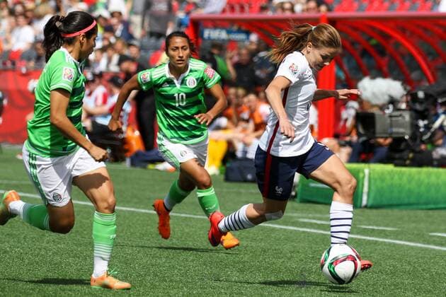 v.li.: Kenti Robles (Mexiko) und Stephany Mayor (Mexiko) müssen Laure Boulleau (Frankreich) ziehen lassen, Fussball, FIFA Frauen-WM 2015, Mexiko - Frankreich, xozx