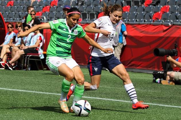 v.li.: Kenti Robles (Mexiko), Laure Boulleau (Frankreich), Zweikampf, Duell, duel, tackle, Dynamik, Action, Aktion, Fussball, FIFA Frauen-WM 2015, Mexiko - Frankreich, xozx
