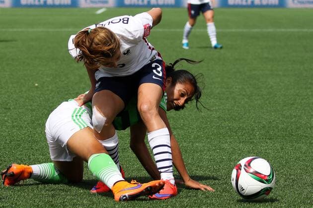 v.li.: Stephany Mayor (Mexiko), Laure Boulleau (Frankreich), Zweikampf, Duell, duel, tackle, Dynamik, Action, Aktion, Fussball, FIFA Frauen-WM 2015, Mexiko - Frankreich, xozx