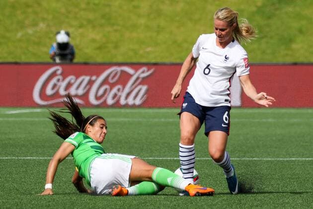 v.li.: Nayeli Rangel (Mexiko), Amandine Henry (Frankreich), Zweikampf, Duell, duel, tackle, Dynamik, Action, Aktion, Fussball, FIFA Frauen-WM 2015, Mexiko - Frankreich, xozx