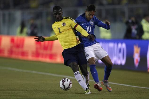 SANTIAGO, June 17, 2015 -- Neymar (R) of Brazil vies for the ball with Cristian Zapata of Colombia during the Group C match of the Copa America Chile 2015, at the Estadio Monumental, in Santiago, Chile, on June 17, 2015. ) (ce) (SP)CHILE-SANTIAGO-COPA AMERICA-BRAZIL VS COLOMBIA GuillermoxArias 