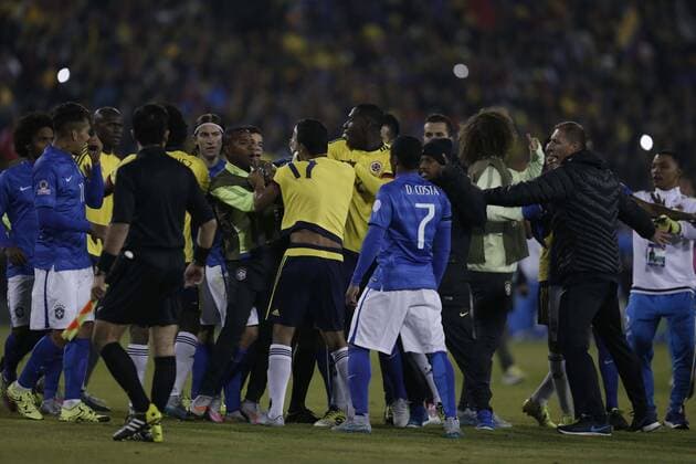 Aktuell Fußball, Copa America, Brasilien - Kolumbien, Rot für Neymar Jr und Carlos Bacca nach Rangelei SANTIAGO, June 17, 2015 -- Players from Brazil and Colombia argue during the Group C match of the Copa America Chile 2015 between Brazil and Colombia, at the Estadio Monumental, in Santiago, Chile, on June 17, 2015. ) (ce) (SP)CHILE-SANTIAGO-COPA AMERICA-BRAZIL VS COLOMBIA GuillermoxArias