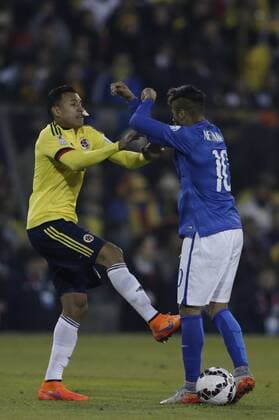 Aktuell Fußball, Copa America, Brasilien - Kolumbien, Rot für Neymar Jr und Carlos Bacca nach Rangelei SANTIAGO, June 17, 2015 -- Neymar (R) of Brazil argues with Carlos Bacca of Colombia during the Group C match of the Copa America Chile 2015, at the Estadio Monumental, in Santiago, Chile, on June 17, 2015. ) (ce) (SP)CHILE-SANTIAGO-COPA AMERICA-BRAZIL VS COLOMBIA GuillermoxArias
