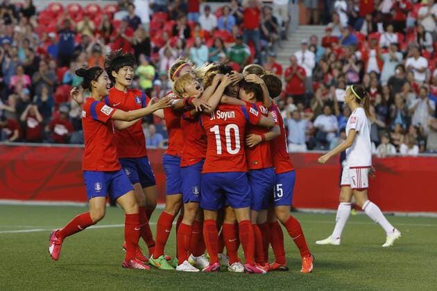OTTAWA, June 17, 2015 -- South Korea celebrates Kim Sooyun s goal, the team s second and that winner of the game, in the FIFA Women s World Cup Group F match between South Korea and Spain at Lansdowne Stadium in Ottawa, Canada on June 17, 2015. South Korea beat Spain 2-1, allowing them to advance to the next round. ) (SP)CANADA-OTTAWA-FIFA WOMEN S WORLD CUP-SOUTH KOREA VS SPAIN DavidxKawai 