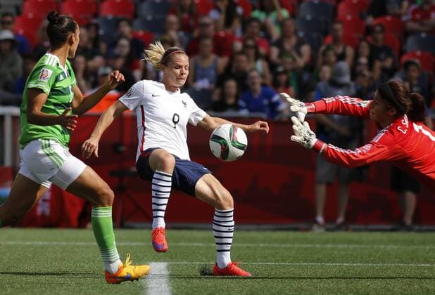 Aktuell Fußball, Damen WM in Kanada, Frankreich - Mexiko OTTAWA, June 17, 2015 -- France s Eugenie Le Sommer is stopped by Mexican goalkeeper Cecilia Santiago in the FIFA Women s World Cup Group F match between Mexico and France at Lansdowne Stadium in Ottawa, Canada on June 17, 2015. The Mexican team was shutout by France in a 5 to 0 defeat. ) (SP)CANADA-OTTAWA-FIFA WOMEN S WORLD CUP-MEXICO VS FRANCE DavidxKawai 