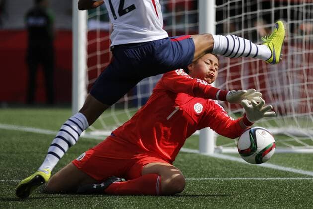 Aktuell Fußball, Damen WM in Kanada, Frankreich - Mexiko OTTAWA, June 17, 2015 -- Mexican goalkeeper Cecilia Santiago stops the ball in the FIFA Women s World Cup Group F match between Mexico and France at Lansdowne Stadium in Ottawa, Canada on June 17, 2015. The Mexican team was shutout by France in a 5 to 0 defeat. ) (SP)CANADA-OTTAWA-FIFA WOMEN S WORLD CUP-MEXICO VS FRANCE DavidxKawai 