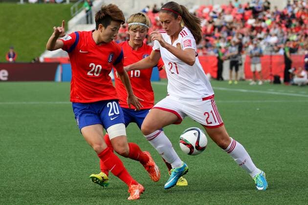 v.li.: Kim Hyeri (KOR), Kang Yumi (KOR), Alexia Putellas (ESP), Fussball, FIFA Frauen-WM 2015, Südkorea - Spanien, xozx