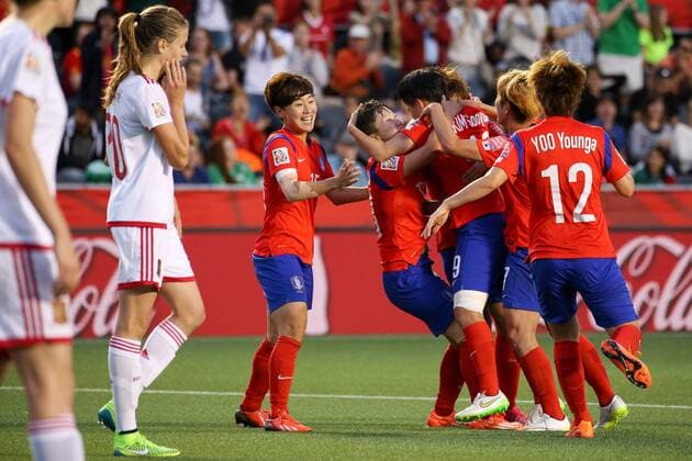 Spielerinnen aus Südkorea jubeln über das 2:1, Jubel, Torjubel, Torerfolg, celebrate the goal, goal, celebration, Jubel ueber das Tor, optimistisch, Action, Aktion, Fussball, FIFA Frauen-WM 2015, Südkorea - Spanien, xozx