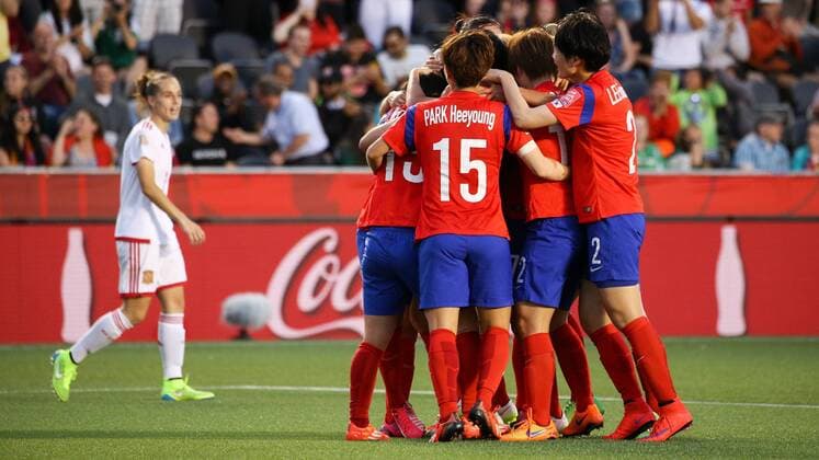 Spielerinnen aus Südkorea jubeln über das 2:1, Jubel, Torjubel, Torerfolg, celebrate the goal, goal, celebration, Jubel ueber das Tor, optimistisch, Action, Aktion, Fussball, FIFA Frauen-WM 2015, Südkorea - Spanien, xozx