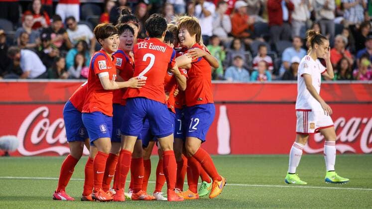 Spielerinnen aus Südkorea jubeln über das 2:1, Jubel, Torjubel, Torerfolg, celebrate the goal, goal, celebration, Jubel ueber das Tor, optimistisch, Action, Aktion, Fussball, FIFA Frauen-WM 2015, Südkorea - Spanien, xozx