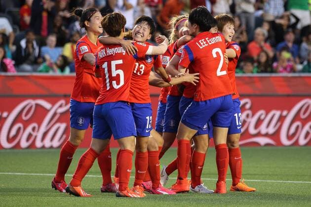 Spielerinnen aus Südkorea jubeln über das 2:1, Jubel, Torjubel, Torerfolg, celebrate the goal, goal, celebration, Jubel ueber das Tor, optimistisch, Action, Aktion, Fussball, FIFA Frauen-WM 2015, Südkorea - Spanien, xozx