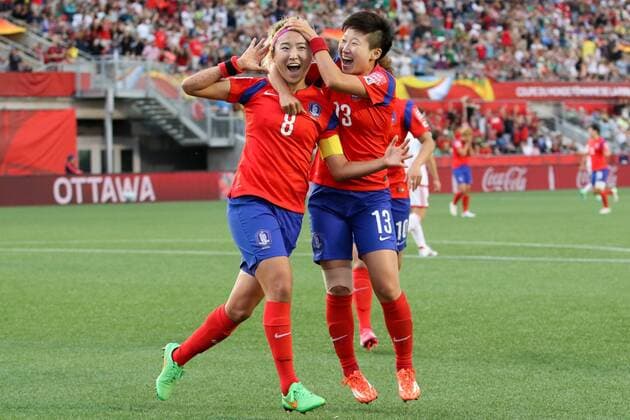 v.li.: Torschützin Cho Sohyun (KOR) und Kwon Hahnul (KOR) jubeln über das Tor zum 1:1, Ausgleich, Jubel, Torjubel, Torerfolg, celebrate the goal, goal, celebration, Jubel ueber das Tor, optimistisch, Action, Aktion, Fussball, FIFA Frauen-WM 2015, Südkorea - Spanien, xozx