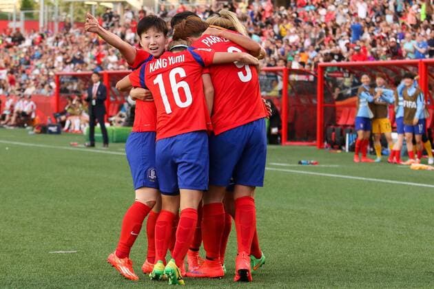 Spielerinnen aus Südkorea jubeln über das 1:1, Jubel, Torjubel, Torerfolg, celebrate the goal, goal, celebration, Jubel ueber das Tor, optimistisch, Action, Aktion, Fussball, FIFA Frauen-WM 2015, Südkorea - Spanien, xozx
